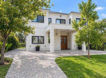 Casa · 255m² · 5 Ambientes · 3 Cocheras · Casa Amoblada en Alquiler en Tipas, Nordelta, Tigre