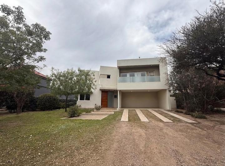 Casa · 270m² · 6 Ambientes · 2 Cocheras
