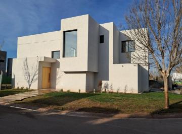 Casa · 190m² · 5 Ambientes · 2 Cocheras · Lar de Vieytes 3, Casa Esquina, Gran Jardin, Doble Altura, Dos Plantas