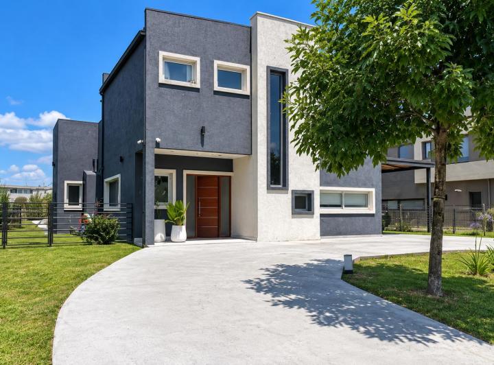 Casa · 140m² · 4 Ambientes · 2 Cocheras