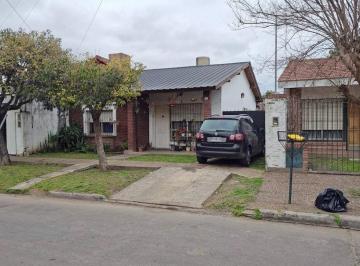 rs:fw4vuun83f3yvy9jqd7aauxy · Venta de Casa a Refaccionar en Castelar - Lote de 246 m - Casa + Depto Al Fondo.