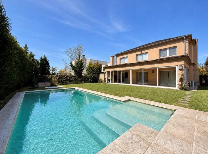 Casa · 260m² · 6 Ambientes · 1 Cochera