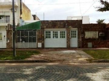 Casa · 142m² · 7 Ambientes · 2 Cocheras · Casa en Alquiler en Bº Alberdi