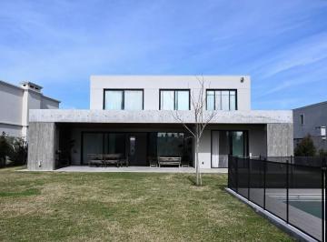 Casa · 210m² · 4 Ambientes · Enero - Casa en San Gabriel, Villa Nueva