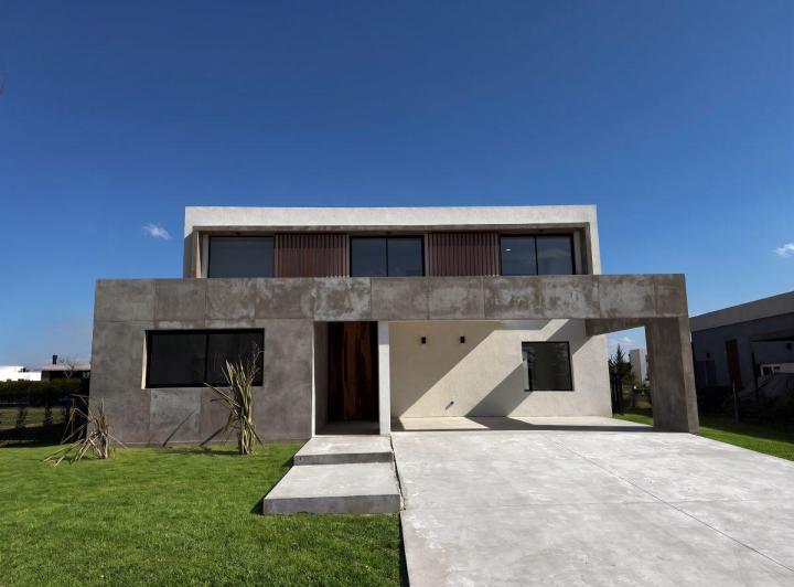 Casa · 231m² · 6 Ambientes · 2 Cocheras