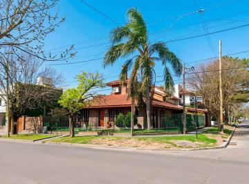 Casa · 170m² · 5 Ambientes · 3 Cocheras · Casa en Venta en Gonnet de Tres Dorm.