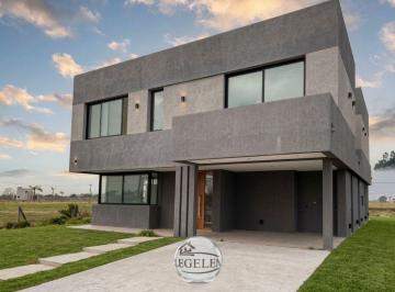 Casa de 5 ambientes, Esteban Echeverría · Gran Propiedad de 300 m² con 5 Ambientes en Lagos de Canning II