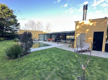 Casa · 196m² · 5 Ambientes · 2 Cocheras · Casa en Alquiler – Barrio Rumencó