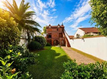 Casa · 258m² · 6 Ambientes · 3 Cocheras · Casa en Lomas de Zamora Este Sobre Lote de 338 2 Totales con Departamento de 3 Amb Independiente