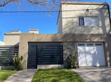 Casa · 192m² · 6 Ambientes · 2 Cocheras · Casa en Venta/ Barrio Pizzurno/ Oportunidad