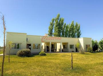 Quinta vacacional · 160m² · 6 Ambientes · Dos Viviendas en Una Misma Propiedadlote de 2.027 m² Pileta, Uribelarrea.