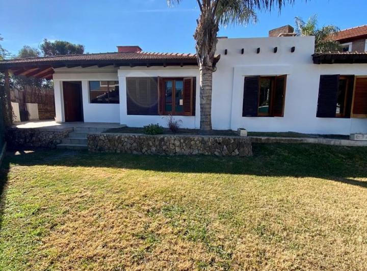 Casa · 210m² · 6 Ambientes · 1 Cochera