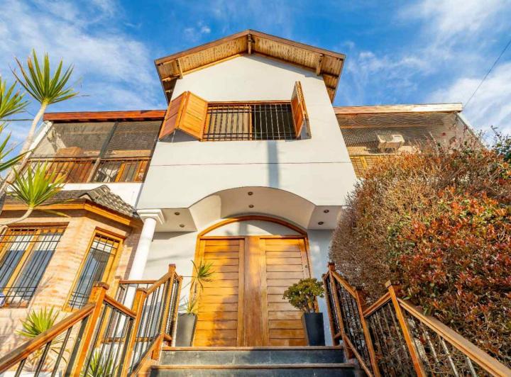 Casa · 210m² · 4 Ambientes · 2 Cocheras