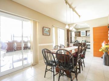 Casa · 210m² · 4 Ambientes · 1 Cochera · Venta Casa con Patío