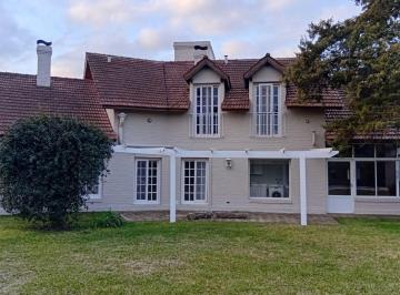 Casa · 339m² · 8 Ambientes · 3 Cocheras · Alquiler Casa Mapuche 5 Dorm, Pileta y con 2 Lotes
