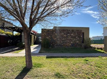 Casa de 5 ambientes, General Gutiérrez · Moderna Casa en Alquiler en Barrio Olivos del Torreón