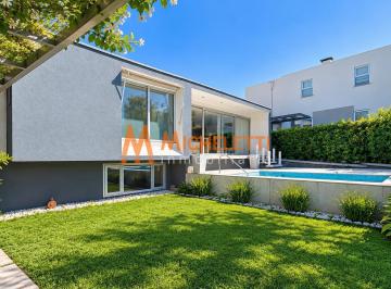 Frente y jardin · Casa en Capital