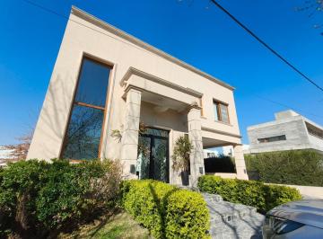 Casa · 352m² · 5 Dormitorios · 5 Cocheras · Casa en Venta City Bell