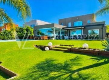 Casa · 280m² · 5 Ambientes · 1 Cochera · Casa Chalet en Venta en San Benito, Villanueva, Tigre