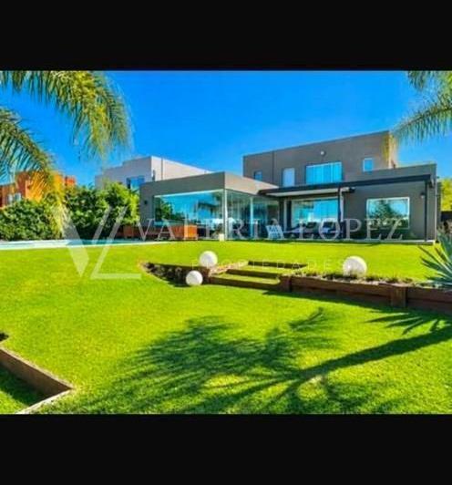 Casa · 280m² · 5 Ambientes · 1 Cochera