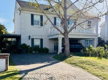 Casa · 900m² · 8 Ambientes · 2 Cocheras · Casa en Venta en La Lomada
