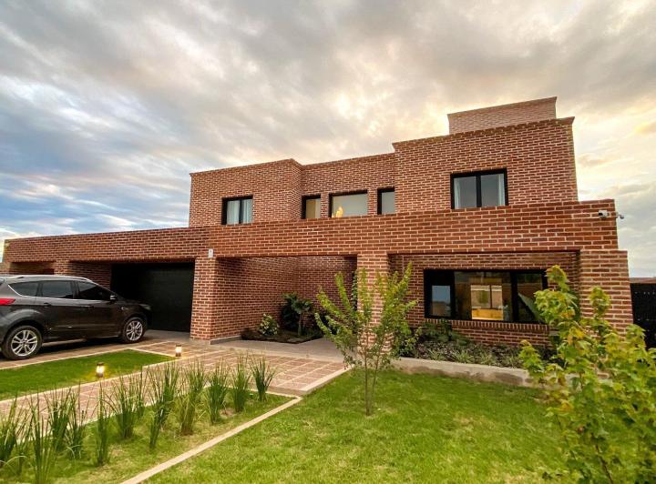 Casa · 1200m² · 20 Ambientes · 2 Cocheras