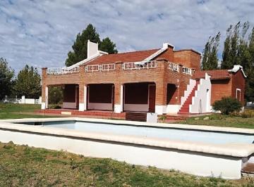 Casa de 10 ambientes, Santa Rosa · Excepcional Casaquinta en Barrio Inti Hue