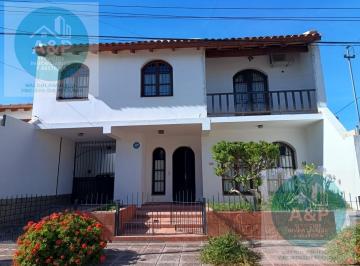 Casa · 280m² · 3 Dormitorios · 2 Cocheras · Venta de Casa en Cipolletti