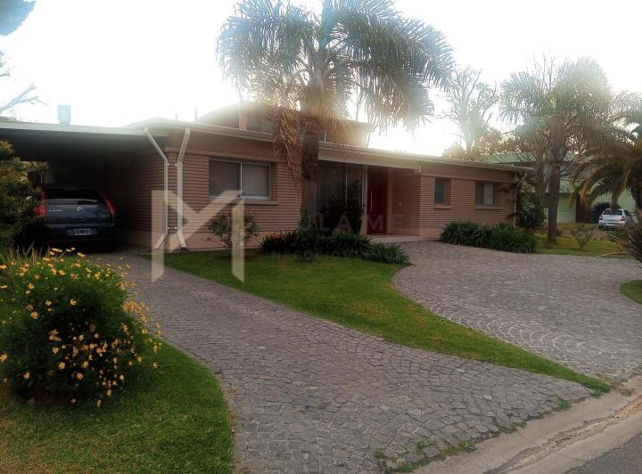 Casa · 210m² · 4 Ambientes · 2 Cocheras