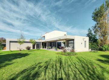 Casa · 230m² · 5 Ambientes · 2 Cocheras · Casa de Revista con 2 Dorm., Gran Parque y Pileta en La Rinconada