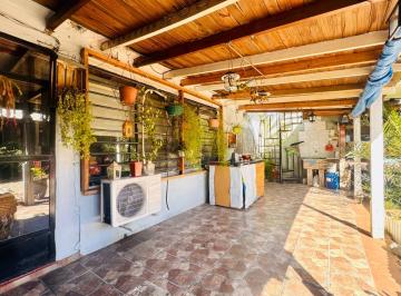 Casa · 259m² · 4 Ambientes · 1 Cochera · Venta Casa con Jardin, Patio y Quincho