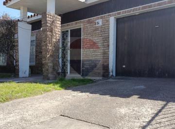 Casa · 119m² · 5 Ambientes · 1 Cochera · Alquiler en Pando: Casa 2 Dorm. Opción a 3 y Patio