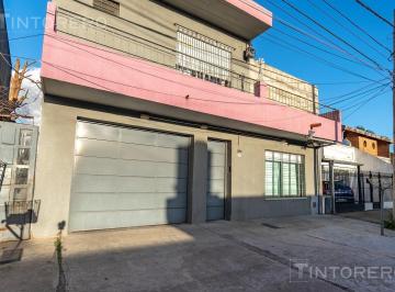 PH · 180m² · 4 Ambientes · 1 Cochera · PH en Venta de 4 Ambientes con Patio en Villa Santos Tesei