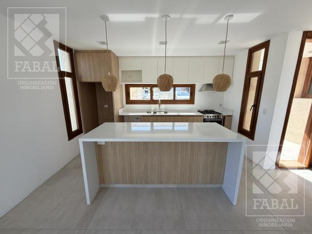Casa · 183m² · 5 Ambientes · 4 Cocheras