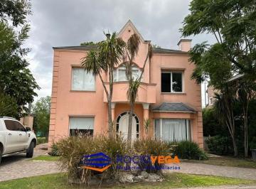 Casa · 380m² · 7 Ambientes · 2 Cocheras · Casa en Venta en El Casco de Moreno