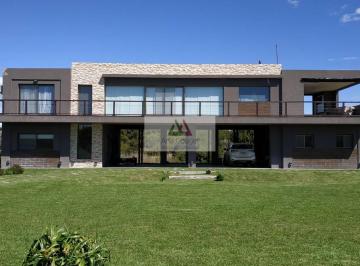 Casa · 300m² · 4 Ambientes · 1 Cochera · Espectacular Casa en Barrio Maritimo 1, 150 m del Mar, Costa Esmeralda.