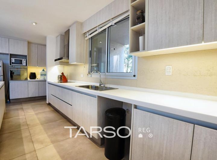 Casa · 300m² · 6 Ambientes · 2 Cocheras