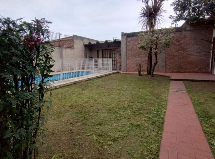 Casa · 180m² · 4 Ambientes · 1 Cochera