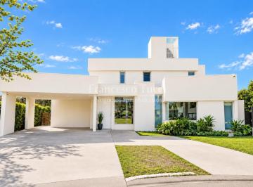 Casa · 257m² · 6 Ambientes · 3 Cocheras · Casa en Venta 6 Ambientes con Pileta en Weston Barrio Cerrado