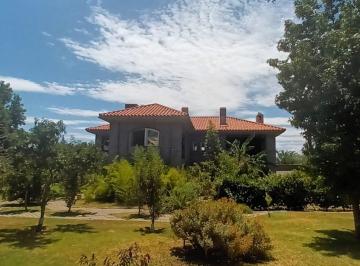 Casa · 854m² · 5 Ambientes · 3 Cocheras · Casa de Categoría - 4 Dorm en Venta Gllén - Parquizado