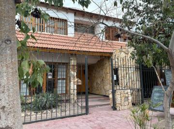Casa · 274m² · 7 Ambientes · 1 Cochera · Casa a La Venta de 2 Plantas en Gutierrez - Maipu