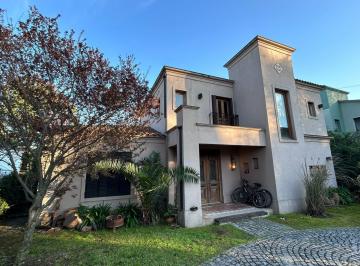 Casa · 250m² · 6 Ambientes · 3 Cocheras · Casa en Alquiler Anual en Bella Vista