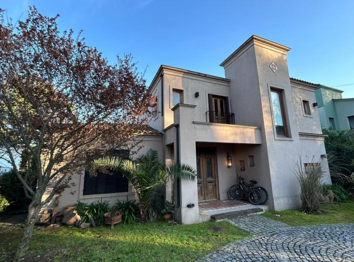 Casa · 250m² · 6 Ambientes · 3 Cocheras