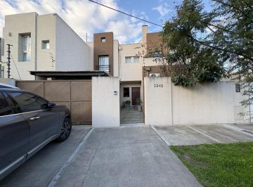 Casa · 215m² · 4 Dormitorios · 2 Cocheras · Casa en Alquiler Anual