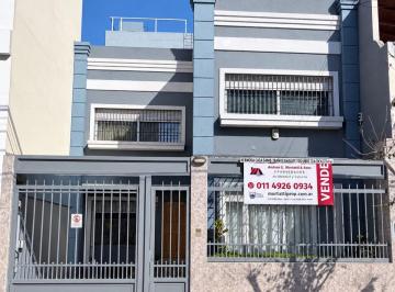 Casa de 5 ambientes, Parque Chacabuco · Hermosa Casa 5 Amb. Cochera. Dormitorio en Suite. 3 Baños. Fondo Libre. Tza. Jardín. Apto Crédito!