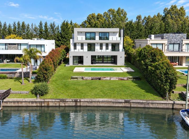 Casa · 448m² · 9 Ambientes · 2 Cocheras
