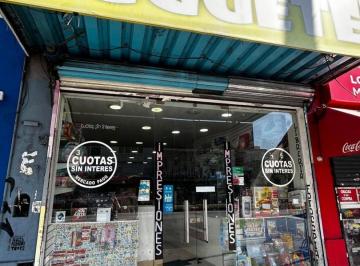 Local comercial · 100m² · Excelente Local Ubicado Sobre La Av Hipolito Yrigoyen. Amplio Frente Vidriado.