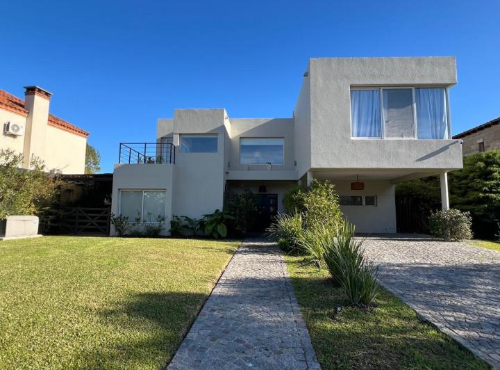 Casa · 316m² · 6 Ambientes · 2 Cocheras
