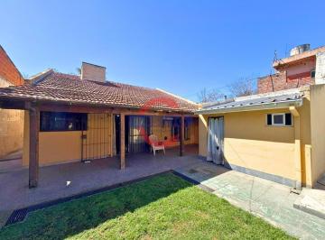 Casa · 161m² · 4 Ambientes · 1 Cochera · Venta | Casa 4 Ambientes en Lote Propio con Jardín y Pileta – Villa Adelina