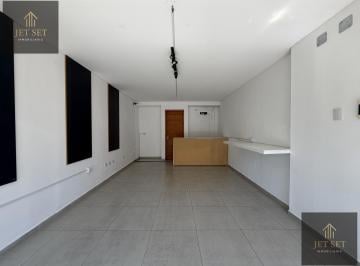Local comercial · 35m² · 1 Ambiente · Alquiler Local en Cerro de Las Rosas, con Frente Vidriado, Baño Independiente y Cocina